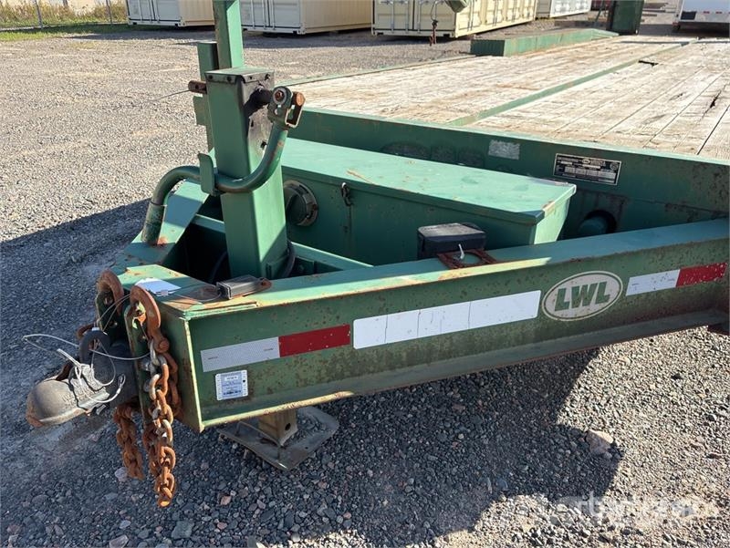 LWL T24FB15LP 24 ft Tri/A Flatbed Trailer Platformas/izkraušana no sāniem