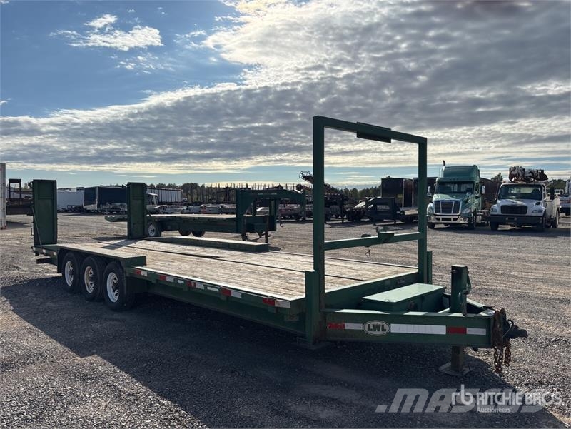 LWL T24FB15LP 24 ft Tri/A Flatbed Trailer Platformas/izkraušana no sāniem