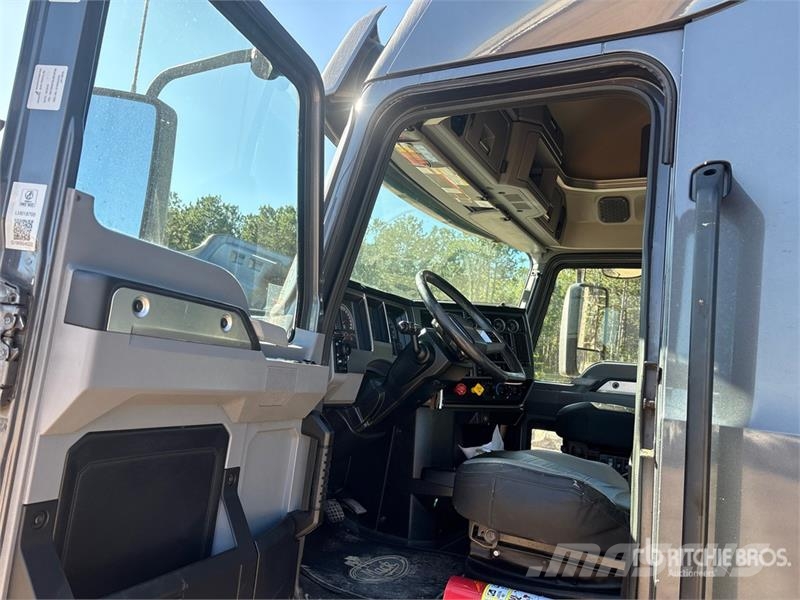 Mack AN64T 6x4 T/A Sleeper Truck Tractor Naudoti vilkikai