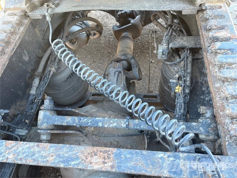 Mack AN64T 6x4 T/A Sleeper Truck Tractor Naudoti vilkikai