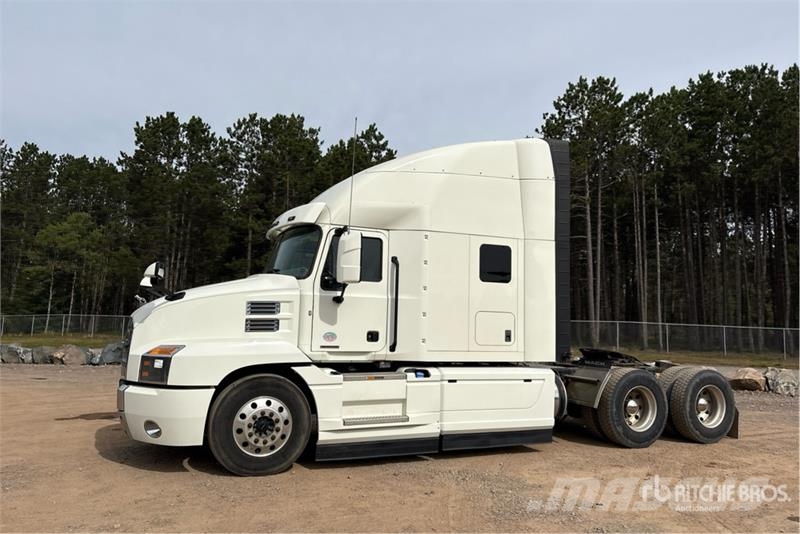 Mack AN64T 6x4 T/A Sleeper Truck Tractor Влекачи