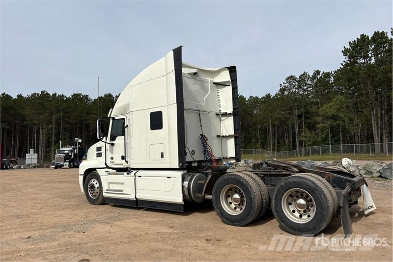 Mack AN64T 6x4 T/A Sleeper Truck Tractor Влекачи
