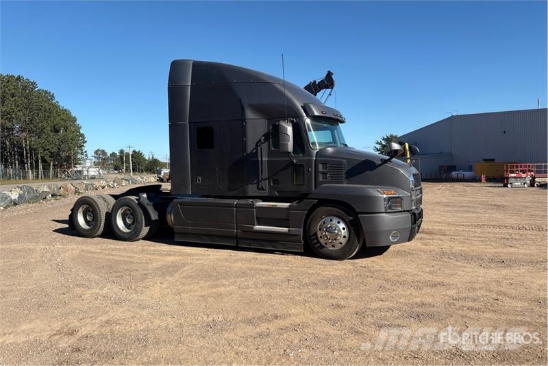 Mack AN64T 6x4 T/A Sleeper Truck Tractor Naudoti vilkikai