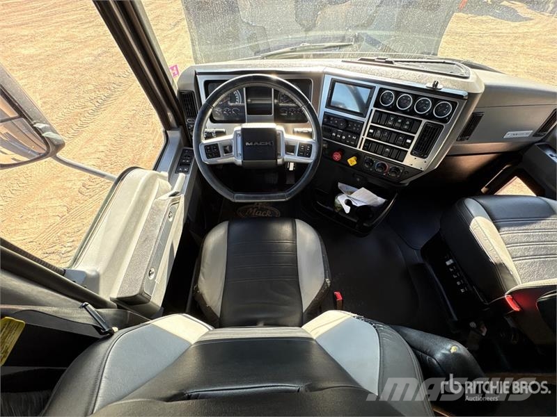 Mack AN64T 6x4 T/A Sleeper Truck Tractor Naudoti vilkikai