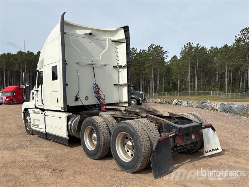 Mack AN64T 6x4 T/A Sleeper Truck Tractor Vlačilci