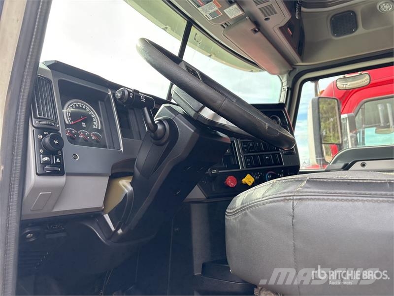 Mack AN64T 6x4 T/A Sleeper Truck Tractor Vlačilci