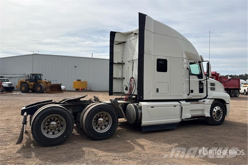 Mack AN64T 6x4 T/A Sleeper Truck Tractor Влекачи