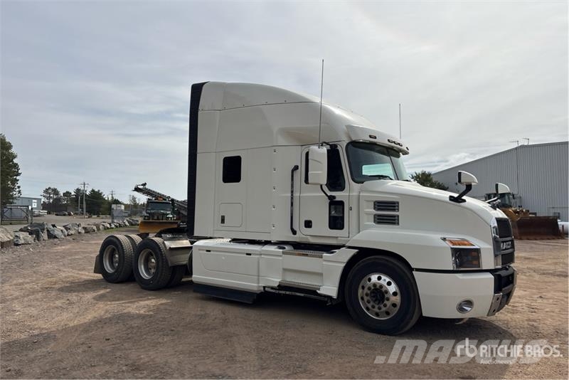 Mack AN64T 6x4 T/A Sleeper Truck Tractor Влекачи