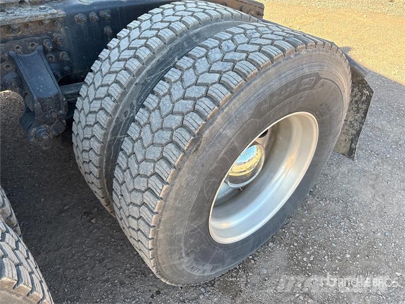 Mack AN64T 6x4 T/A Sleeper Truck Tractor Naudoti vilkikai