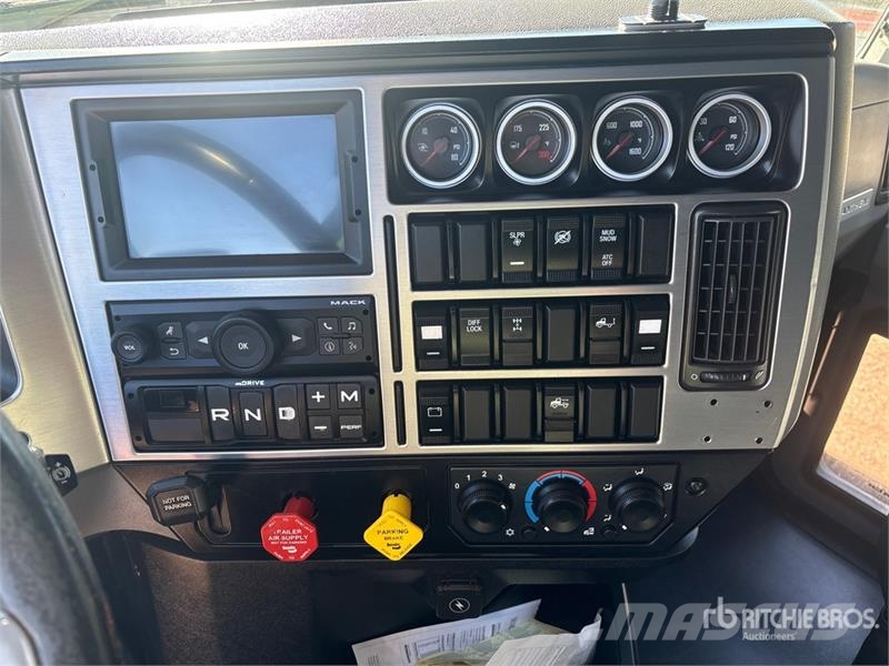 Mack AN64T 6x4 T/A Sleeper Truck Tractor Naudoti vilkikai