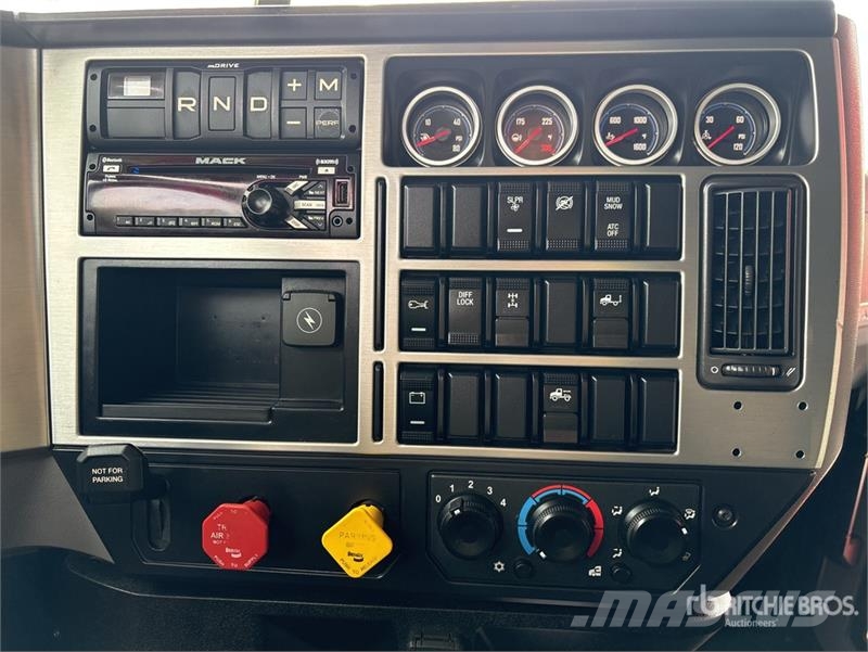 Mack AN64T 6x4 T/A Sleeper Truck Tractor Vlačilci