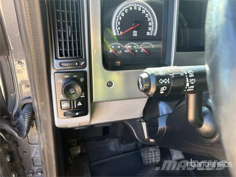 Mack AN64T 6x4 T/A Sleeper Truck Tractor Naudoti vilkikai