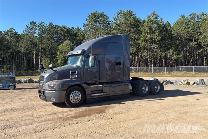 Mack AN64T 6x4 T/A Sleeper Truck Tractor Naudoti vilkikai