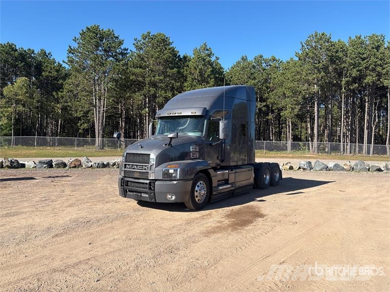 Mack AN64T 6x4 T/A Sleeper Truck Tractor Naudoti vilkikai
