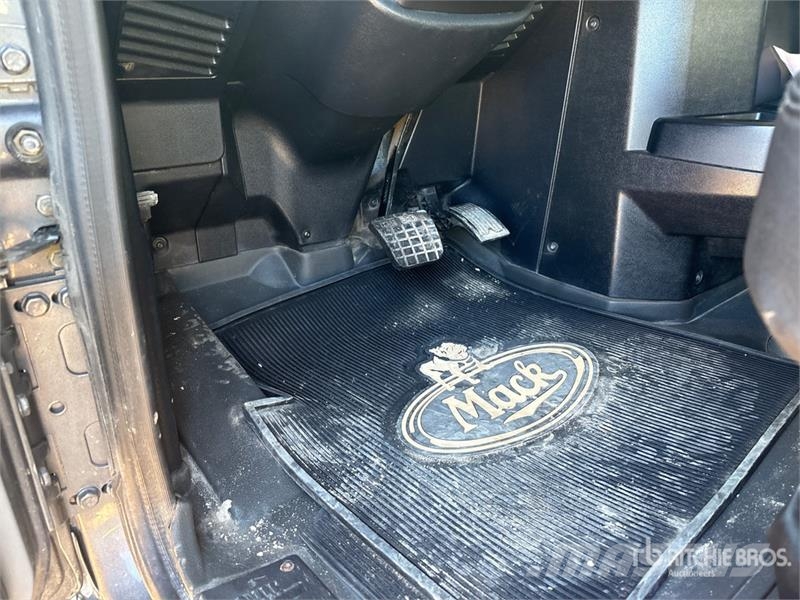 Mack AN64T 6x4 T/A Sleeper Truck Tractor Naudoti vilkikai