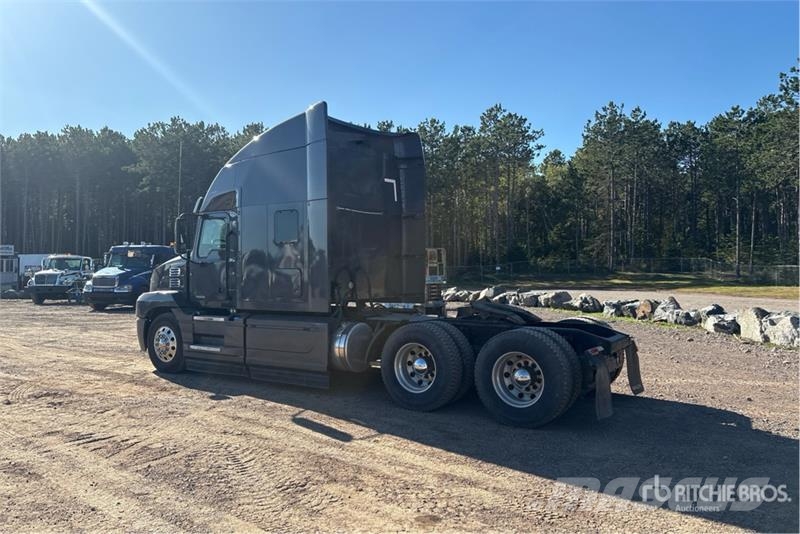 Mack AN64T 6x4 T/A Sleeper Truck Tractor Naudoti vilkikai