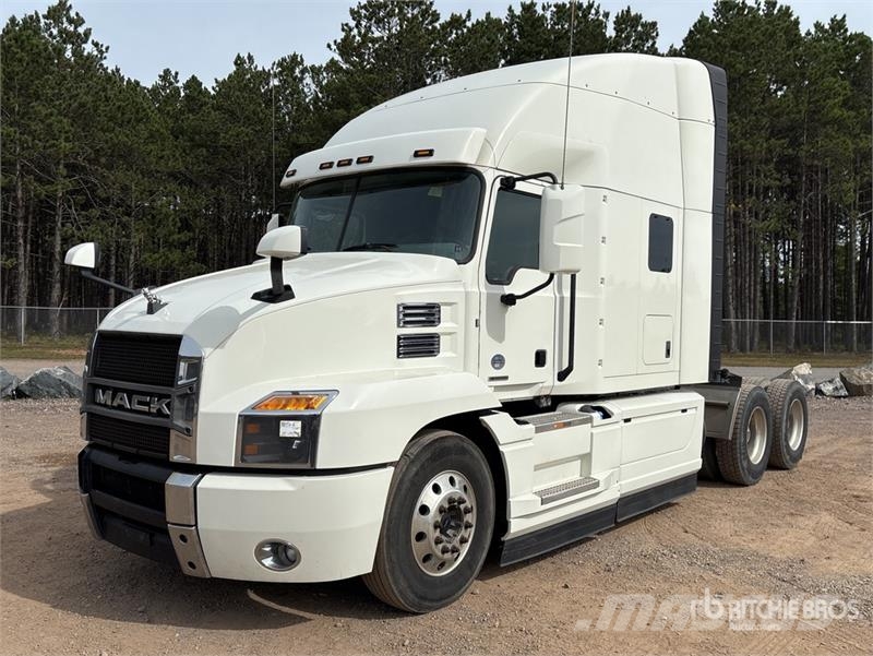 Mack AN64T 6x4 T/A Sleeper Truck Tractor Vlačilci