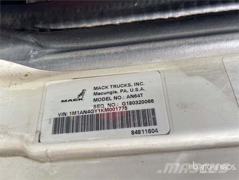 Mack AN64T 6x4 T/A Sleeper Truck Tractor Vlačilci