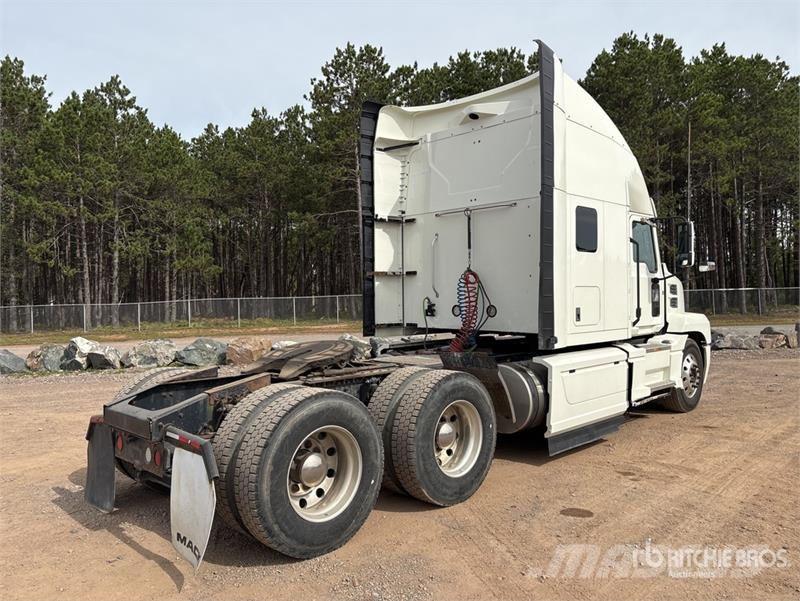 Mack AN64T 6x4 T/A Sleeper Truck Tractor Vlačilci
