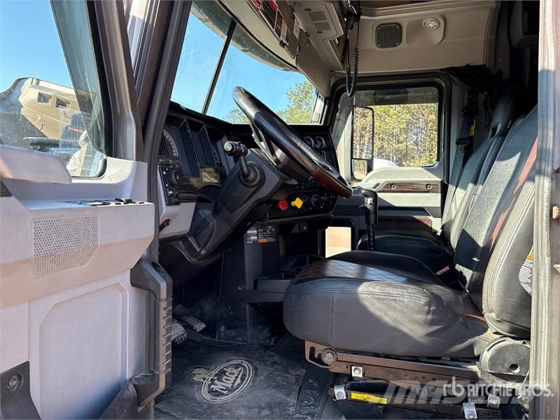 Mack Anthem 6x4 T/A Sleeper Truck Tractor Vlačilci