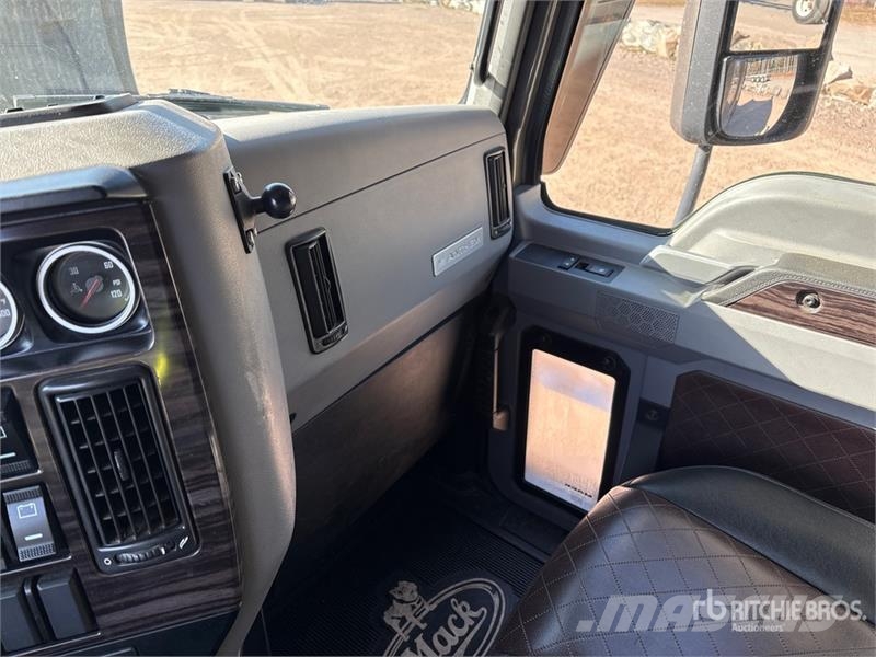 Mack Anthem 6x4 T/A Sleeper Truck Tractor Vlačilci