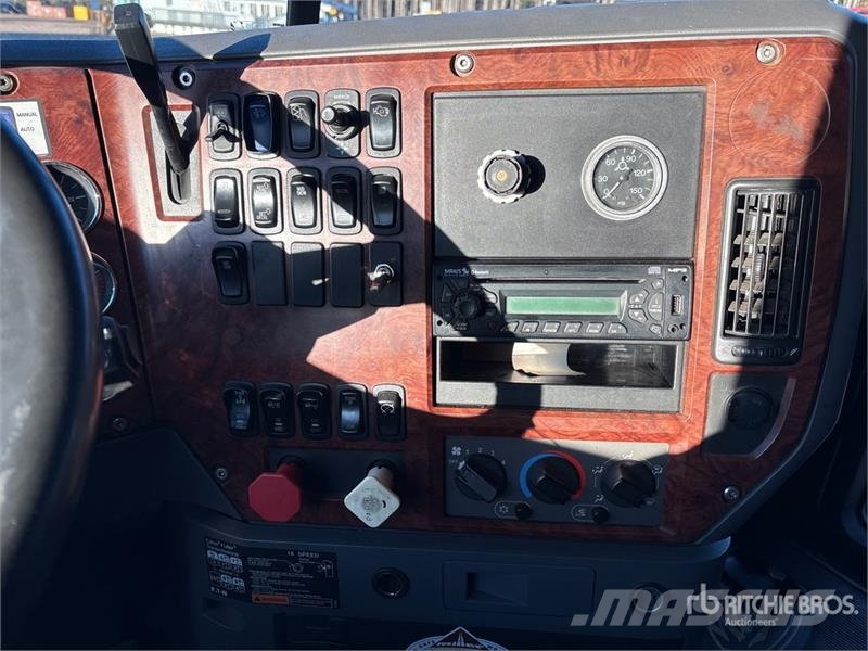 Mack CHU613 Тягачі