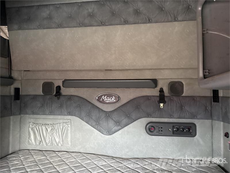 Mack CXU613 Седельные тягачи