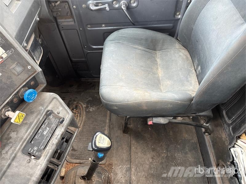 Mack RD688S Vlakke laadvloer met kraan