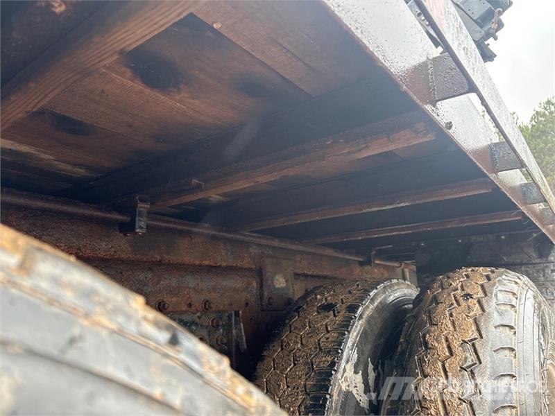 Mack RD688S Vlakke laadvloer met kraan