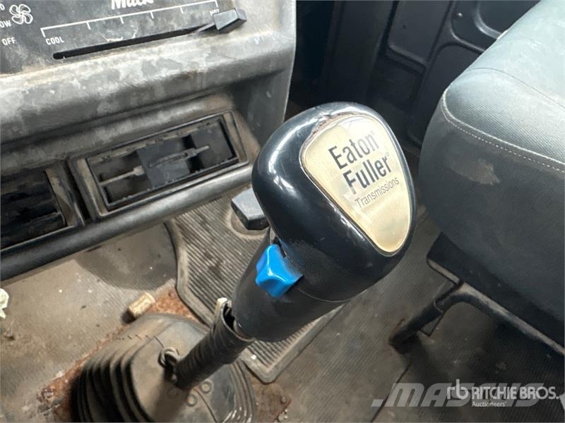 Mack RD688S Vlakke laadvloer met kraan