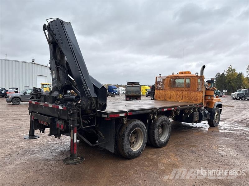 Mack RD688S Vlakke laadvloer met kraan
