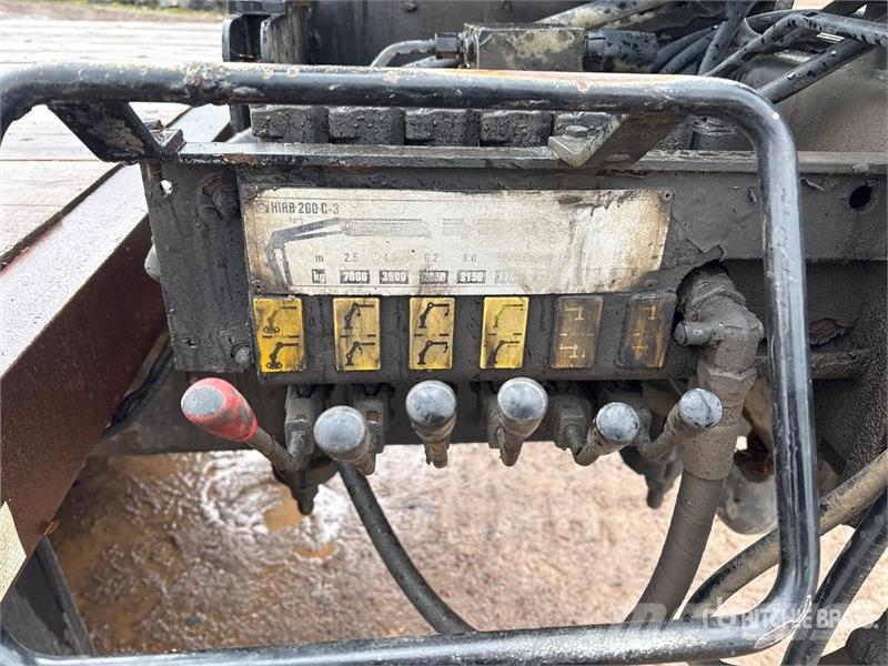 Mack RD688S Vlakke laadvloer met kraan