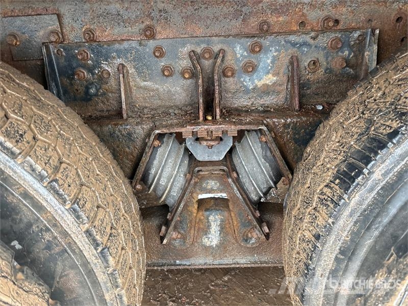 Mack RD688S Vlakke laadvloer met kraan