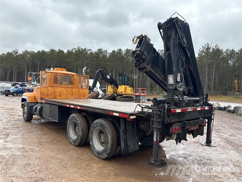 Mack RD688S Vlakke laadvloer met kraan