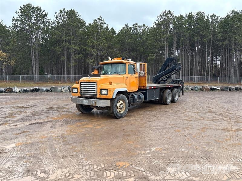 Mack RD688S Vlakke laadvloer met kraan