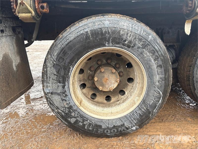 Mack RD688S Vlakke laadvloer met kraan