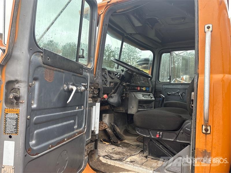 Mack RD688S Vlakke laadvloer met kraan