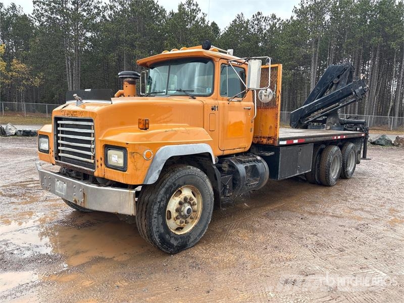 Mack RD688S Vlakke laadvloer met kraan