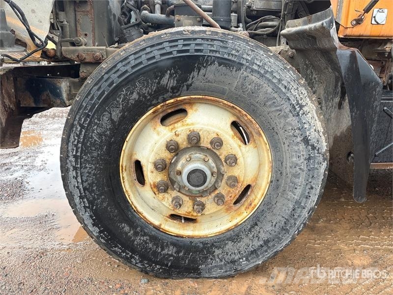Mack RD688S Vlakke laadvloer met kraan