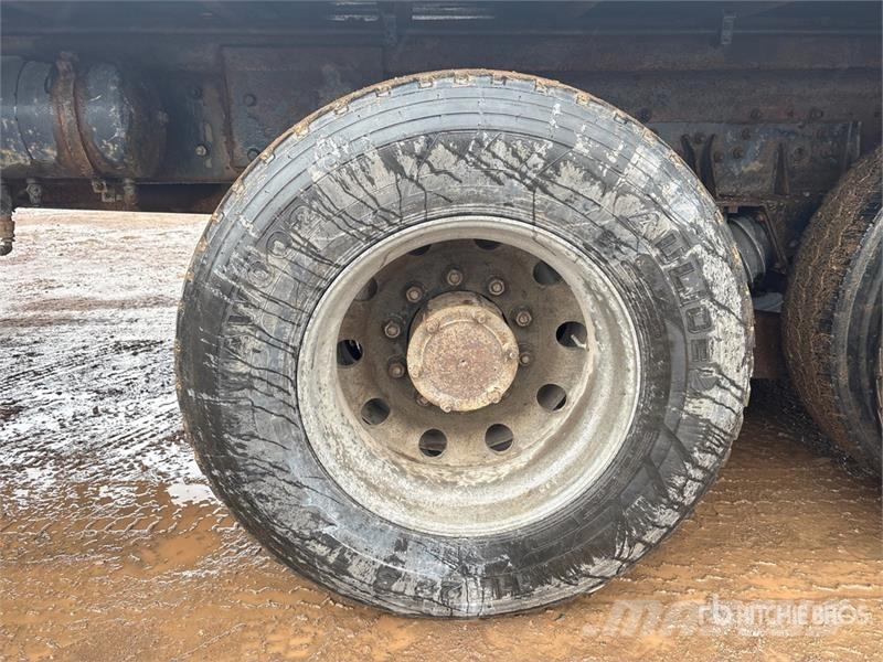 Mack RD688S Vlakke laadvloer met kraan