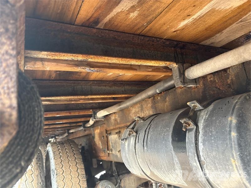 Mack RD688S Vlakke laadvloer met kraan