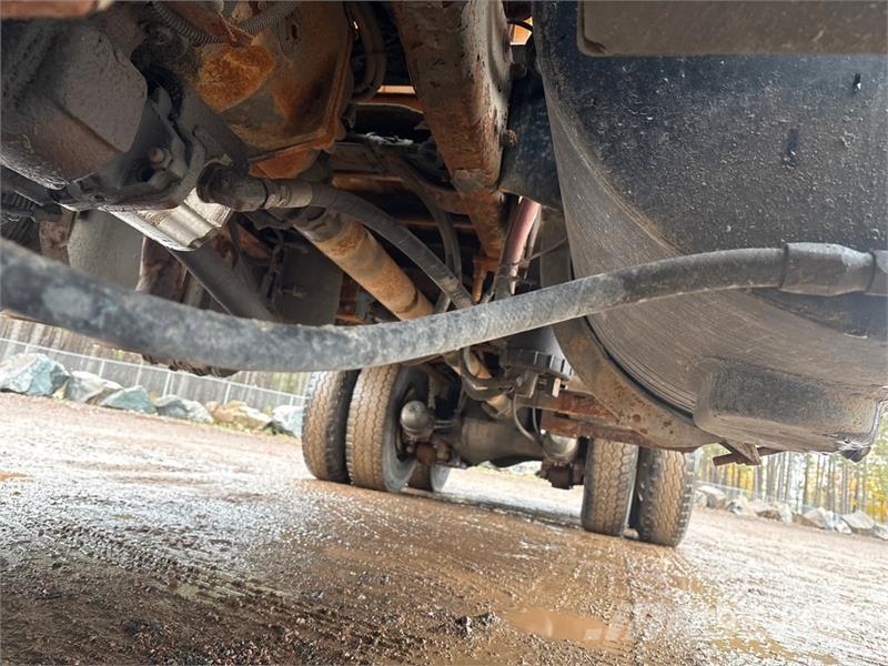 Mack RD688S Vlakke laadvloer met kraan