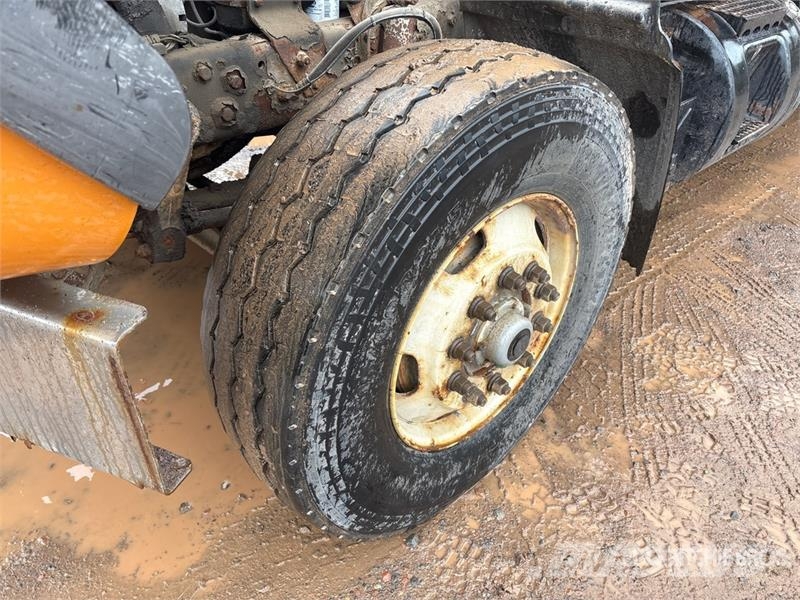 Mack RD688S Vlakke laadvloer met kraan