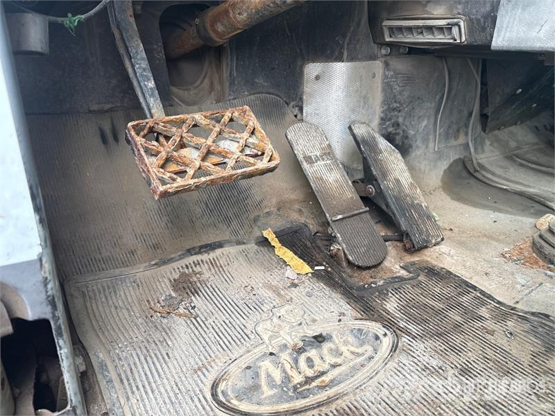 Mack RD688S Vlakke laadvloer met kraan