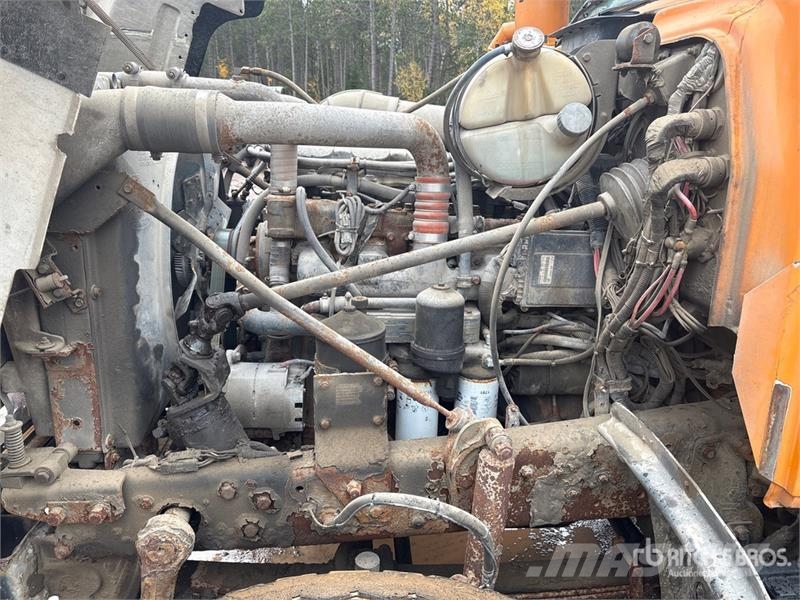 Mack RD688S Vlakke laadvloer met kraan