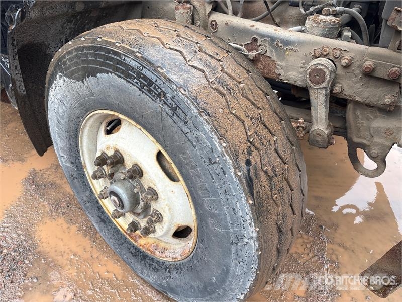 Mack RD688S Vlakke laadvloer met kraan