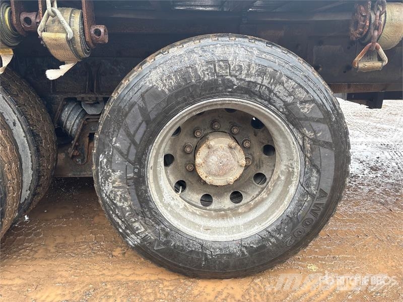 Mack RD688S Vlakke laadvloer met kraan