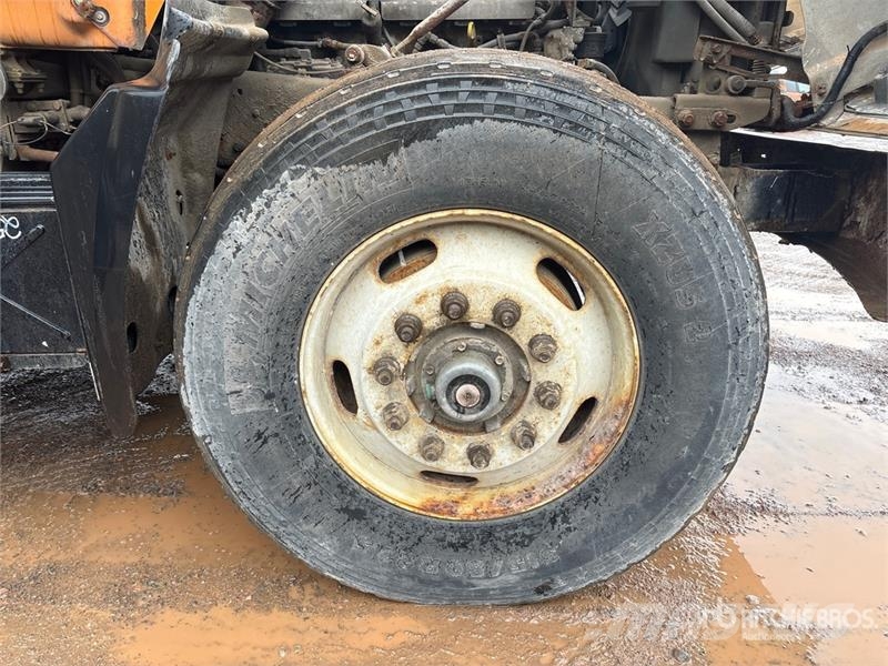 Mack RD688S Vlakke laadvloer met kraan