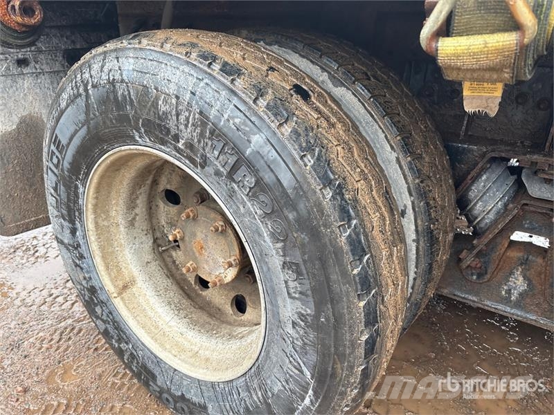 Mack RD688S Vlakke laadvloer met kraan