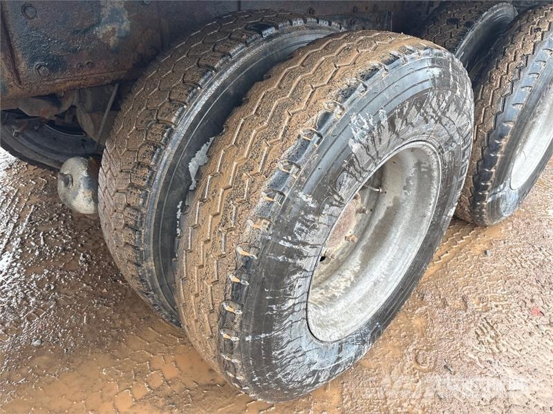 Mack RD688S Vlakke laadvloer met kraan